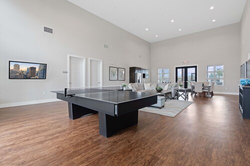 Spacious 4BR w/ Yard, Near Airport & F1 Circuit in Quiet Neighborhood