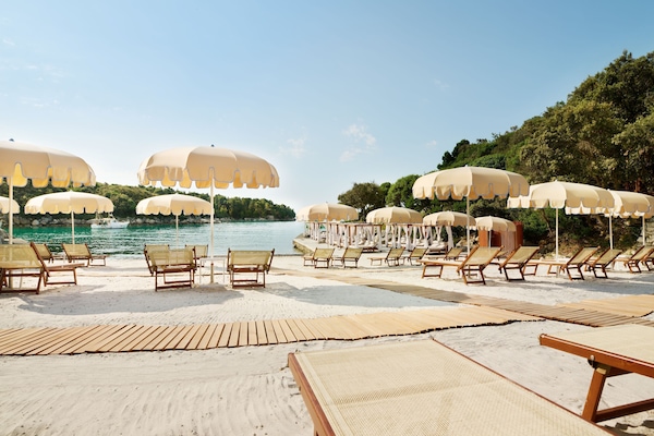 Sillas reclinables de playa, sombrillas, snorkel, vóleibol de playa