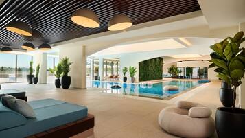 Een binnenzwembad en een seizoensgebonden buitenzwembad