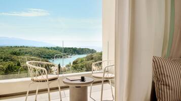 Premium bedding, in-room safe, blackout drapes, iron/ironing board