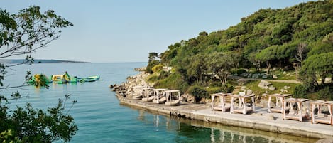 Chaises longues, parasols, snorkeling, beach-volley