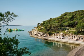 Chaises longues, parasols, snorkeling, beach-volley