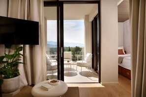 V Level Suite for 2+2 Seaside | Sengetøy av topp kvalitet, safe på rommet og skrivebord