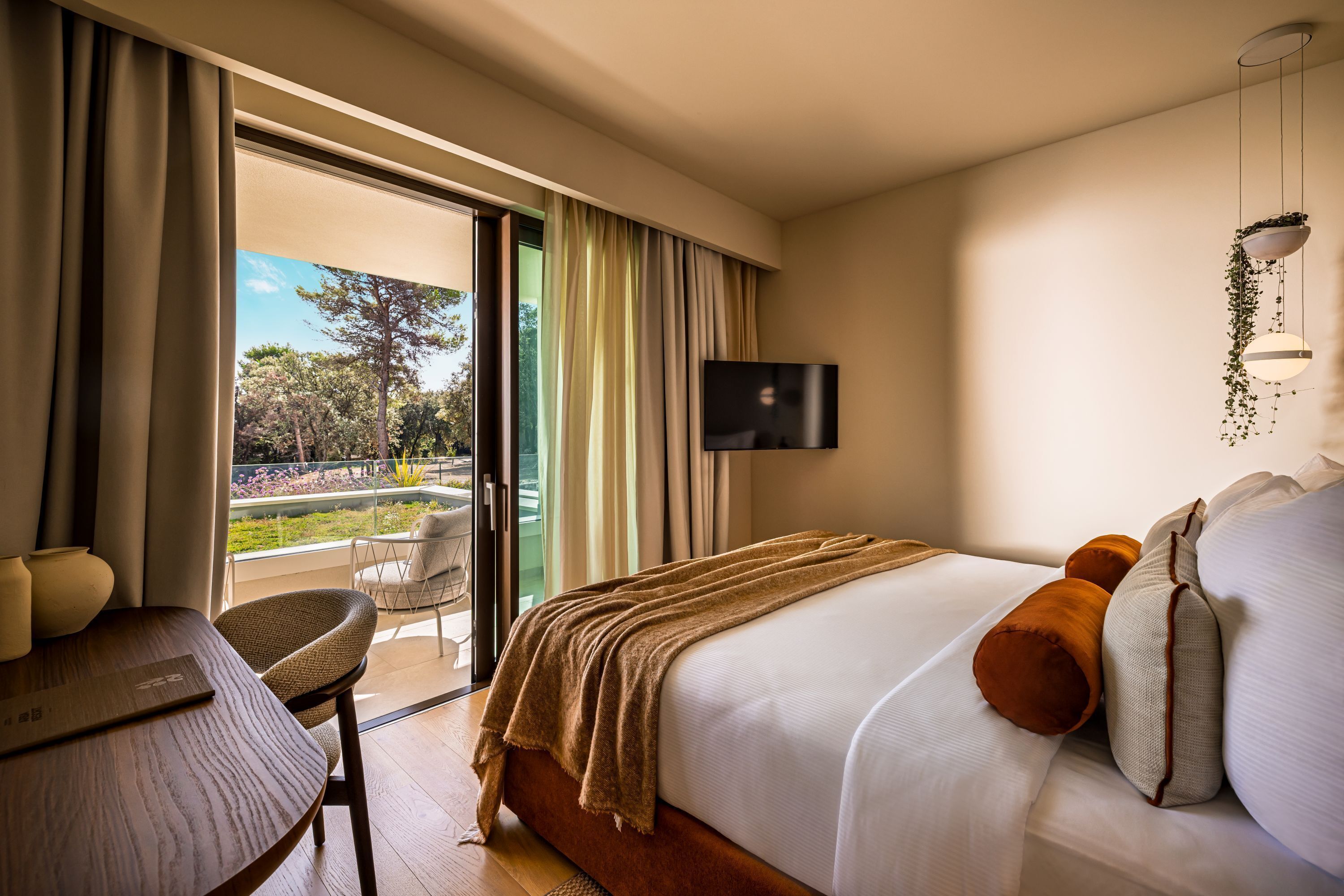 Superior V Level Suite for 2+2 Seaside | Premium bedding, in-room safe, blackout curtains, iron/ironing board