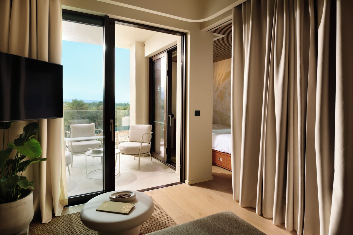 Premium bedding, in-room safe, desk, blackout curtains