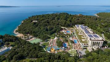 Piscina interna, piscina externa sazonal, guarda-sóis, espreguiçadeiras