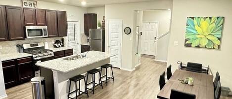 Kylskåp, mikrovågsugn, ugn och spishäll