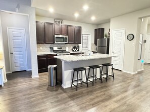 Kjøleskap, mikrobølgeovn, ovn og kokeplater