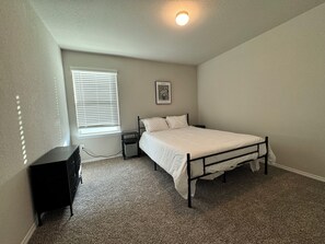 4 habitaciones, escritorio, tabla de planchar con plancha y wifi gratis