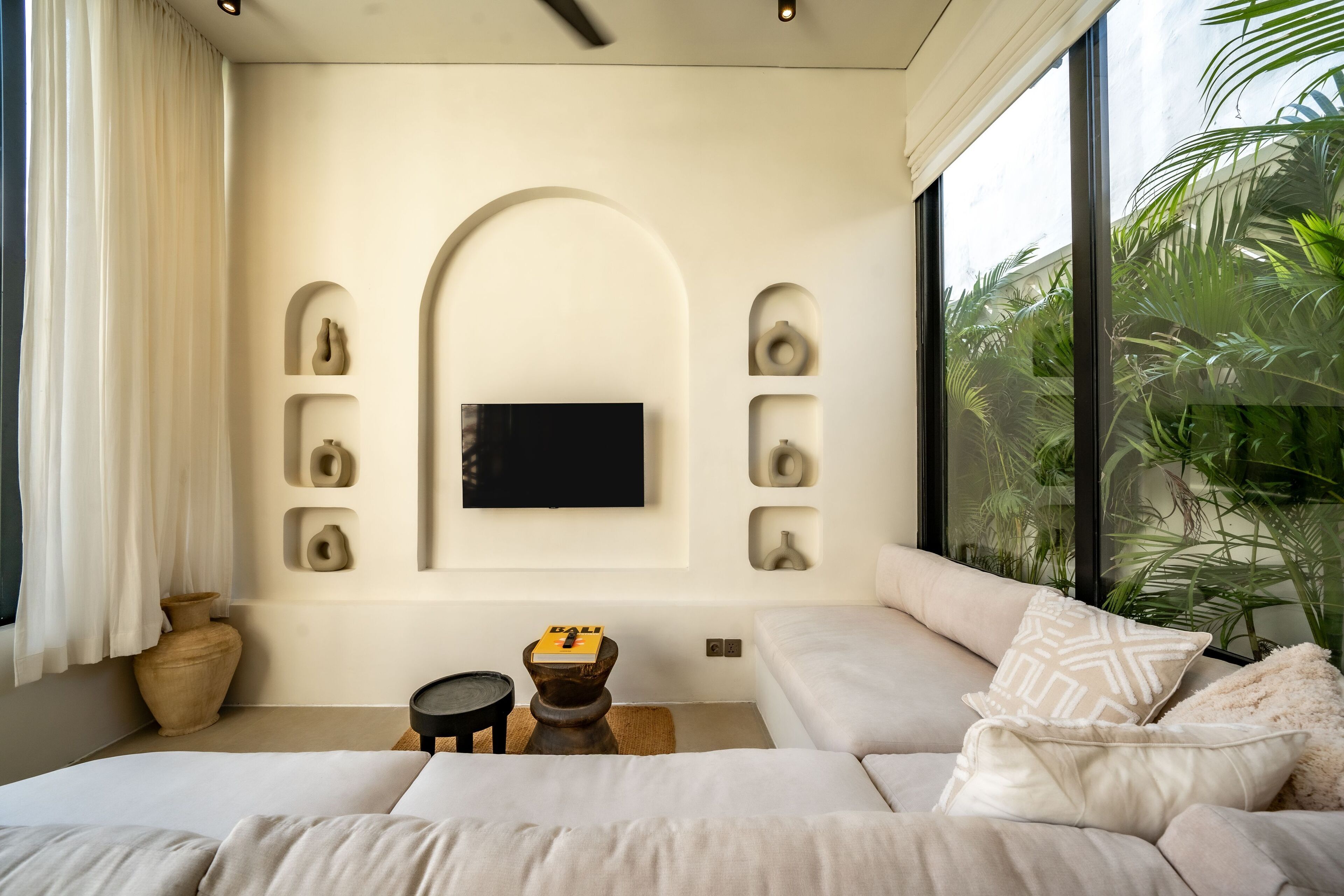 Vila, 2 kamar tidur, patio, pemandangan kolam renang | Ruang keluarga | Televisi 50-inci dengan saluran TV kabel