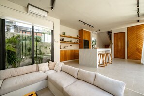 빌라, 침실 2개, 파티오, 수영장 전망 | 거실 | 케이블 채널 시청이 가능한 50인치 TV