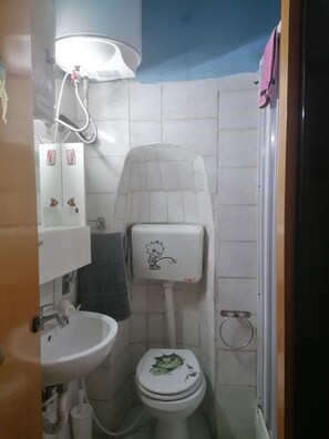 Studio, 1 Bedroom, Balcony, City View | Bathroom | Bathrobes, toilet paper - il Salotto Partenopeo (Naples)