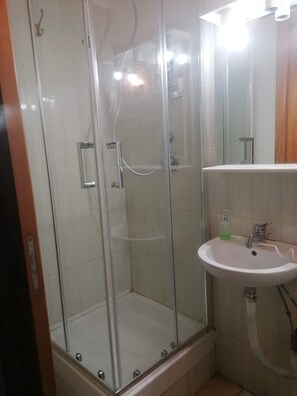Estudio, 1 habitación, balcón, vistas a la ciudad | Baño | Albornoces y papel higiénico