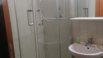 Estúdio, 1 quarto, sacada, vista para a cidade | Banheiro | Roupões de banho, papel higiênico