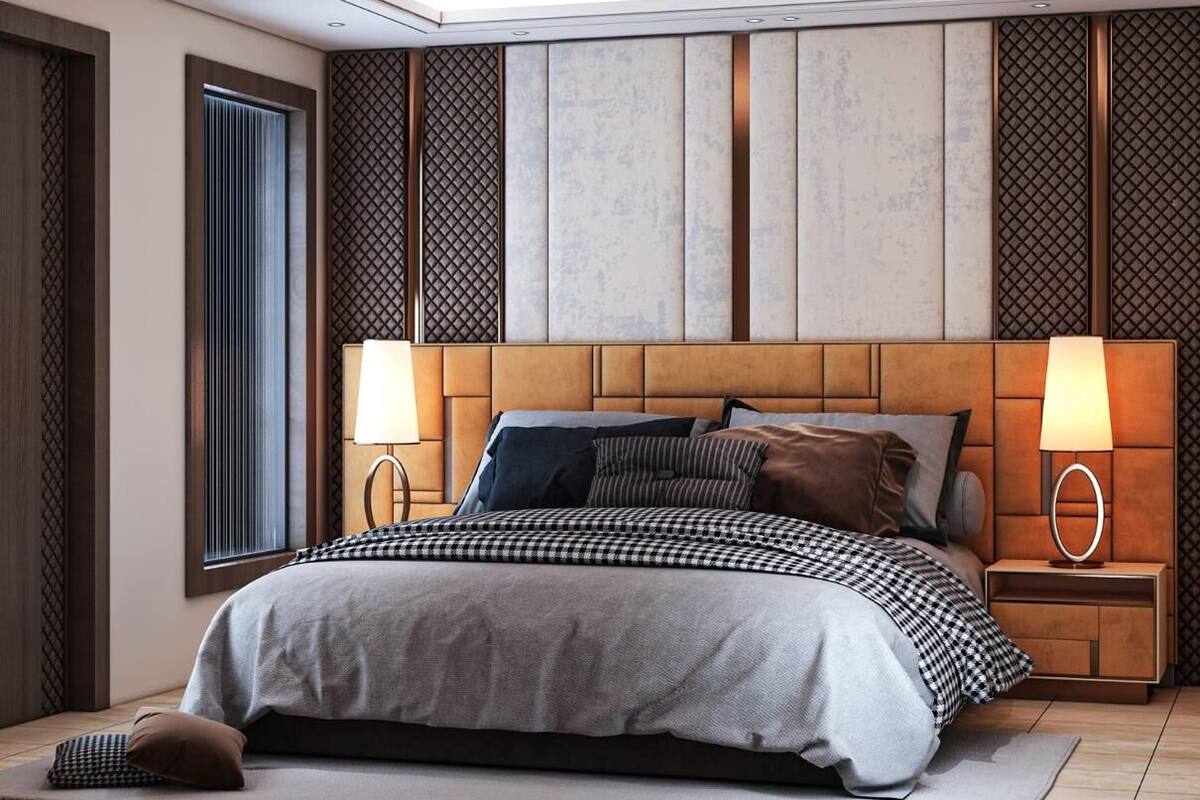 Un dormitorio moderno con una cama grande, dos mesitas de noche con lámparas y una ventana con persianas.