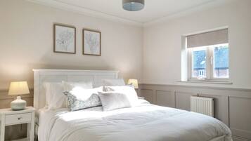 4 bedrooms, iron/ironing board, WiFi, bed sheets