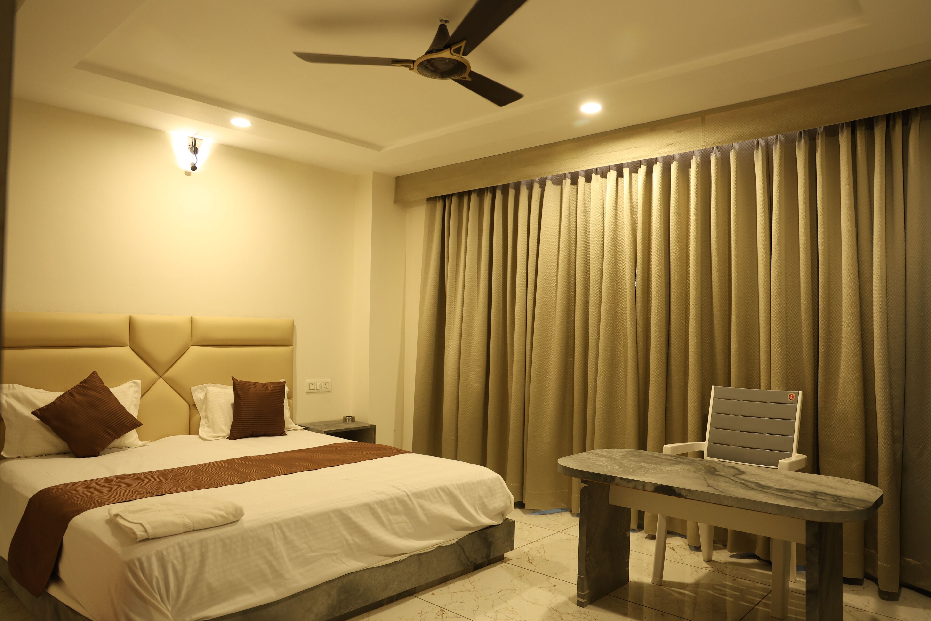 Egyptian cotton sheets, premium bedding, desk, free WiFi