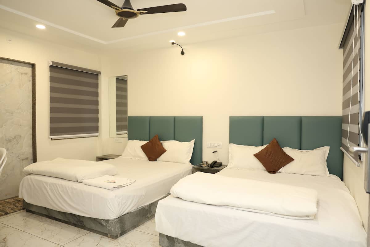 Egyptian cotton sheets, premium bedding, desk, free WiFi