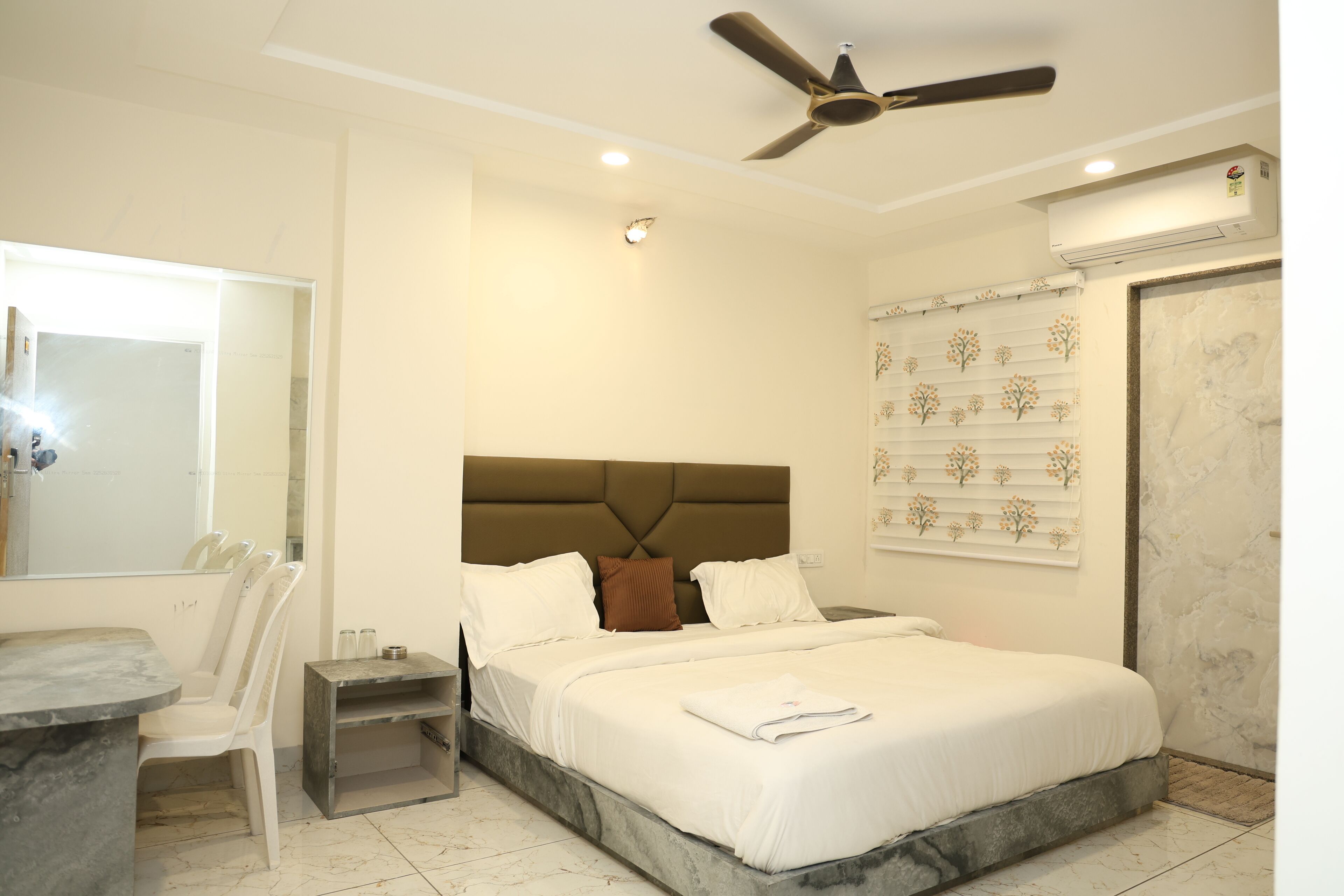 Egyptian cotton sheets, premium bedding, desk, free WiFi