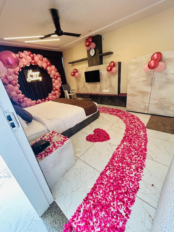 Studio Suite | Egyptian cotton sheets, premium bedding, desk, free WiFi - HOTEL MAGNET - INDORE (Indore)