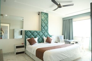 Luxe kamer | Lakens van Egyptisch katoen, luxe beddengoed, een bureau, gratis wifi