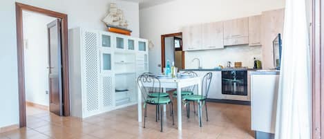 Réfrigérateur, four, plaque de cuisson, lave-vaisselle