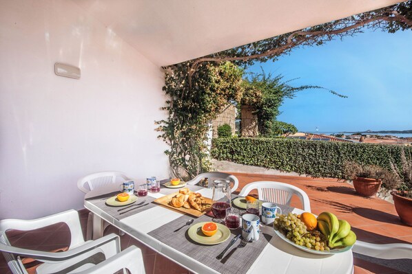 Familienapartment, Mehrere Schlafzimmer, 2 Bäder (Villa Laura) | Speisen im Freien
