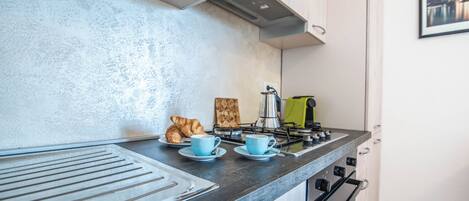 Fridge, oven, stovetop, dishwasher