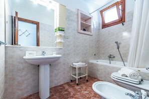 Appartement Familial, plusieurs chambres, 2 salles de bains (Villa Laura) | Salle de bain
