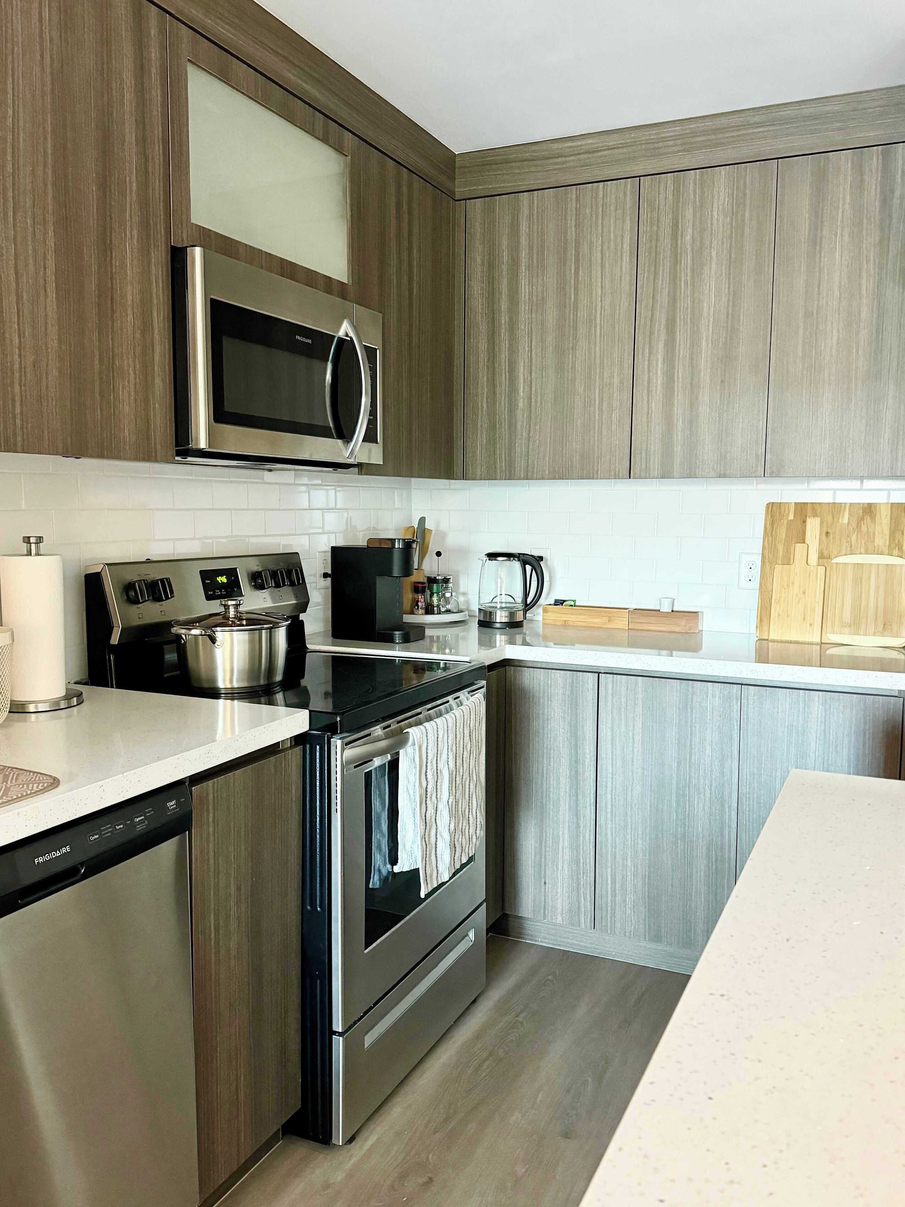 Réfrigérateur, micro-ondes, four, plaque de cuisson