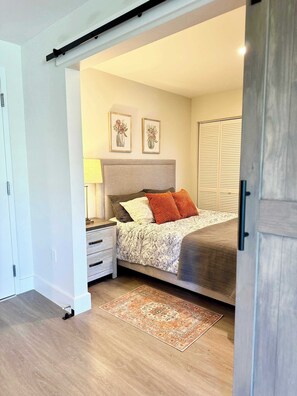 2 bedrooms, iron/ironing board, WiFi, bed sheets - Modern condo near beach w/ full kitchen (Hollywood)