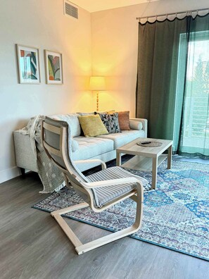 TV - Modern condo near beach w/ full kitchen (Hollywood)