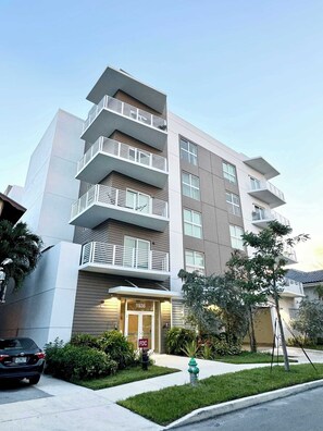 Exterior - Modern condo near beach w/ full kitchen (Hollywood)