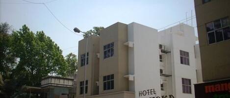 Vista frontal de la propiedad