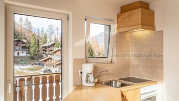 ALPEN APARTMENT | Bếp nhỏ riêng | Ghế cao cho trẻ em