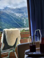 Escritorio, espacio para trabajar con laptop y wifi gratis 