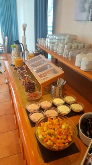 Daily buffet breakfast for a fee