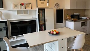 Unclassified image, 4 of 9, button - Stylish, Compact Apartment in a Green Setting (Vohenstrauss)