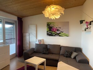 Living area - Stylish Apartment With Modern Amenities and Scenic Views (Vohenstrauss)