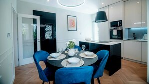 Apartment, 2 Schlafzimmer, Balkon | Speisen