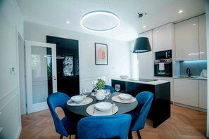 Apartment, 2 Schlafzimmer, Balkon | Speisen