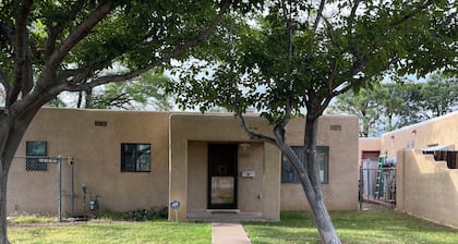 Charming 2-bedroom house with AC, WiFi, walking distance from UPTOWN!
