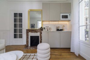 Fridge, microwave, stovetop, coffee/tea maker - New Snug flat in Heart of Le Marais Paris 04 (Paris)