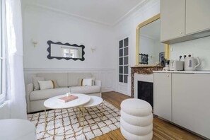 TV - New Snug flat in Heart of Le Marais Paris 04 (Paris)
