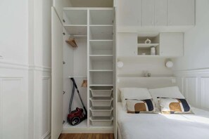 1 bedroom, iron/ironing board, travel cot, WiFi - New Snug flat in Heart of Le Marais Paris 04 (Paris)