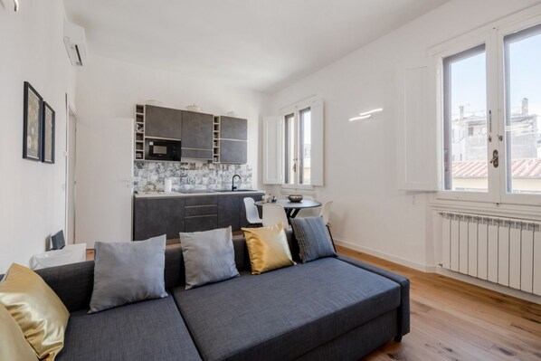 TV - Charming and modern 50 sqm apartment, able to accommodate up to 4 people, located on the third floor of a building WITHOUT a lift. The property is located in a strategic position, just a 10-minute walk from Santa Maria Novella Station and the Basilica of (Firenze)