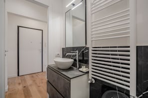 Bruser, hårtørrer, bidet