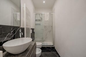 Shower, hair dryer, bidet - Charming and modern 50 sqm apartment, able to accommodate up to 4 people, located on the third floor of a building WITHOUT a lift. The property is located in a strategic position, just a 10-minute walk from Santa Maria Novella Station and the Basilica of (Firenze)