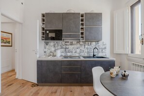 Kühlschrank, Mikrowelle, Herdplatte, Geschirrspüler