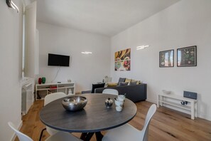 Interior - Charming and modern 50 sqm apartment, able to accommodate up to 4 people, located on the third floor of a building WITHOUT a lift. The property is located in a strategic position, just a 10-minute walk from Santa Maria Novella Station and the Basilica of (Firenze)